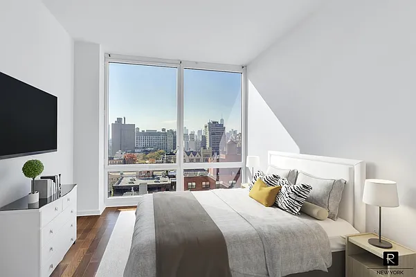 Sold by R New York | media 2