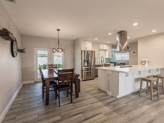 5th image of 309 SE 2nd Court