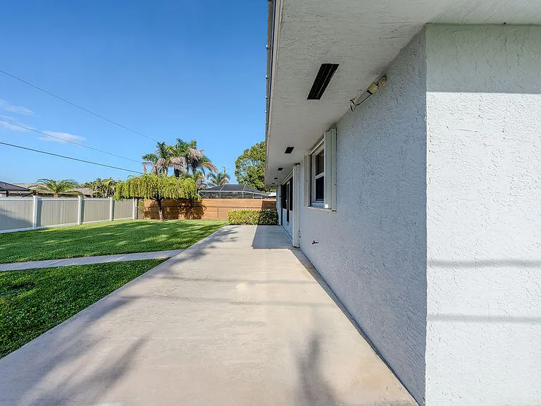 651 SE Degan Dr — Photo 30