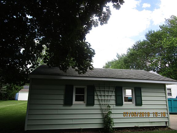 2nd image of 512 11th St SE
