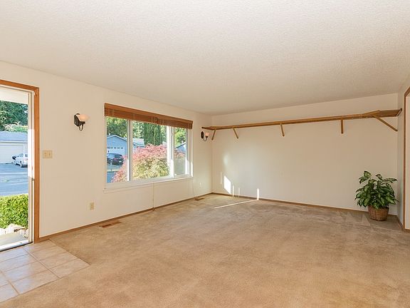 3rd image of 7816 Buckthorn Dr NE