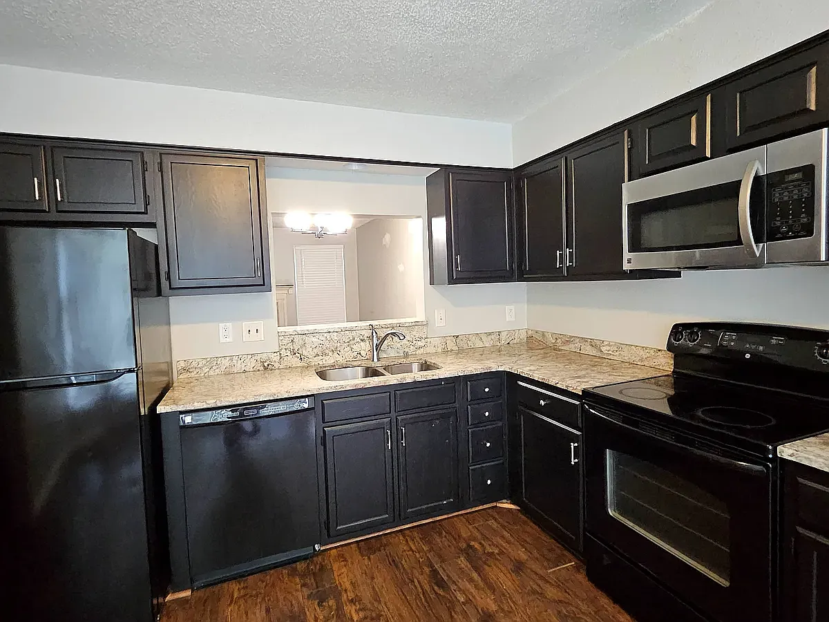 3 bed, 1350 sqft, $1,850 — Photo 3