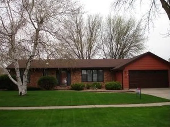 89 S Woodcrest Dr N, Fargo, ND 58102