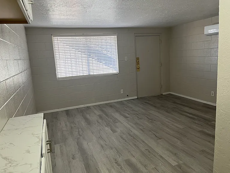 Totally Renovated Studios 2 Blocks To UNM — Photo 8