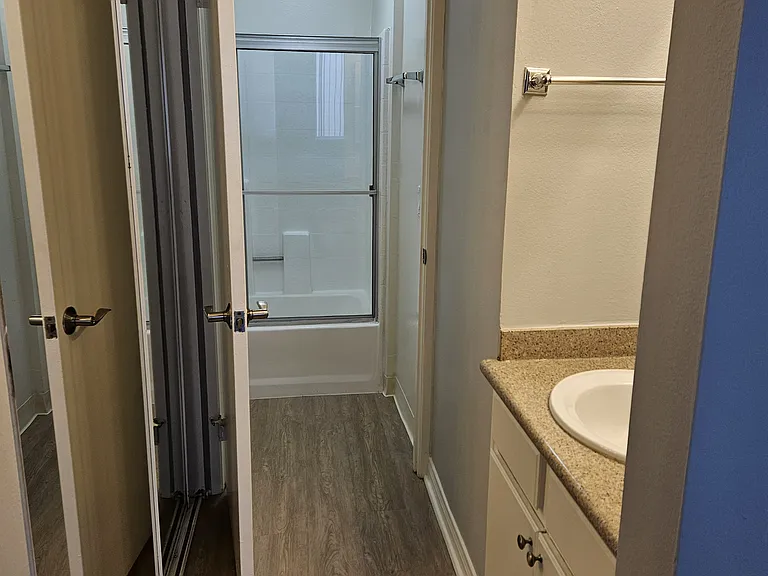 1375 Midvale Apartments — Photo 49