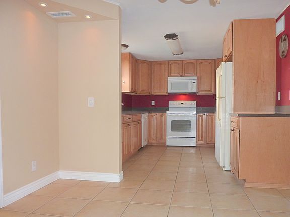 4th image of 1210 Cottonwood Dr