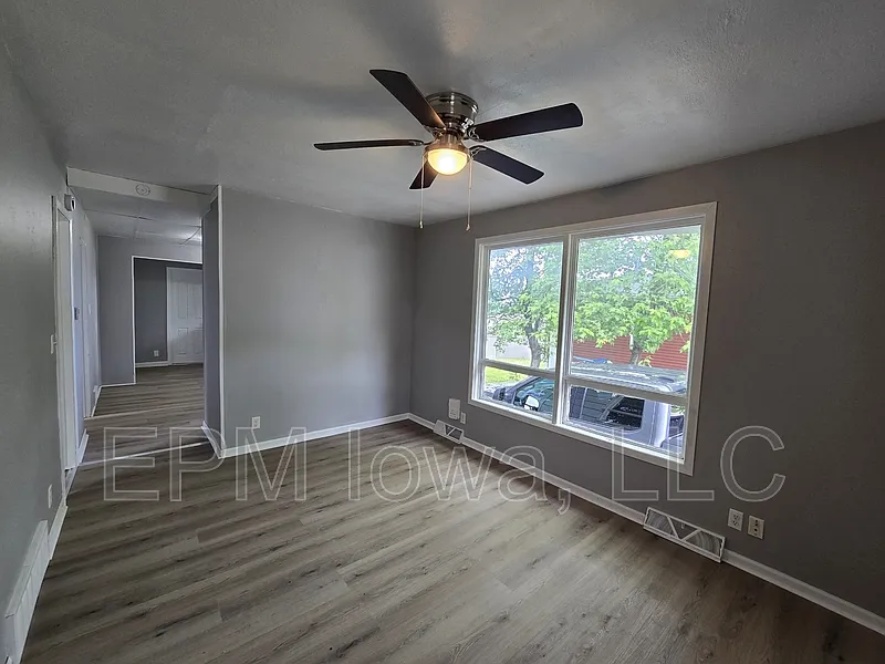 3 bed, 1.0 bath, 800 sqft, $900 — Photo 2