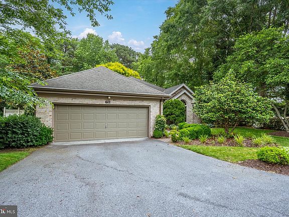 3rd image of 611 N Park Dr