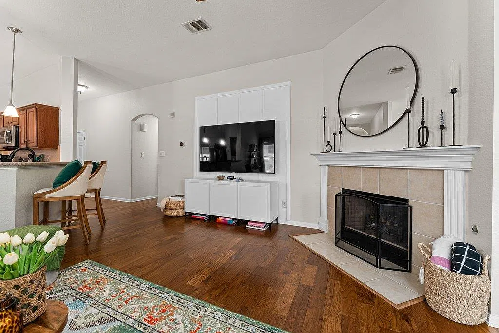 4 bed, 2.0 bath, 1961 sqft, $2,250 — Photo 3