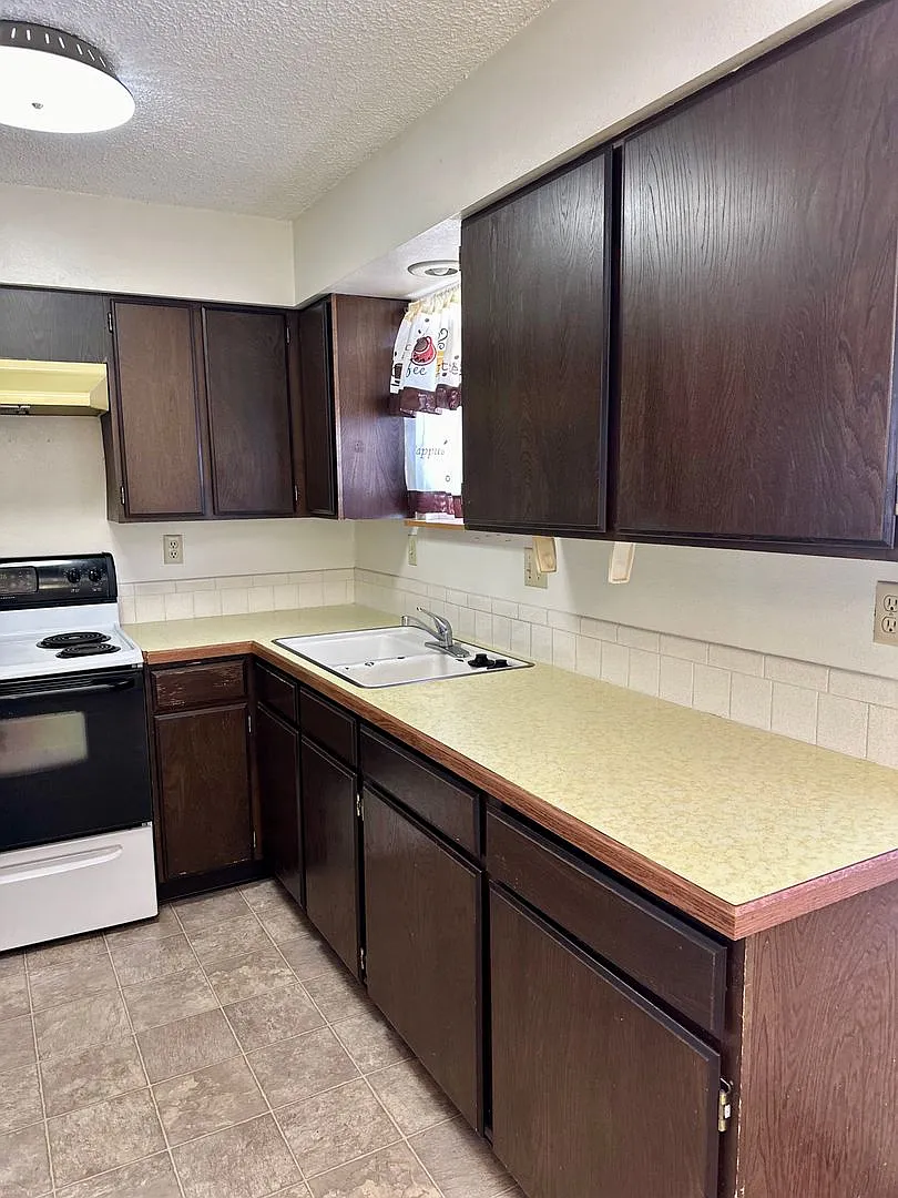 Hard to find 2 bdrm, 1.5 bath unit with water, sewer, and garbage. Onsite laundry and A/C! — Photo 3
