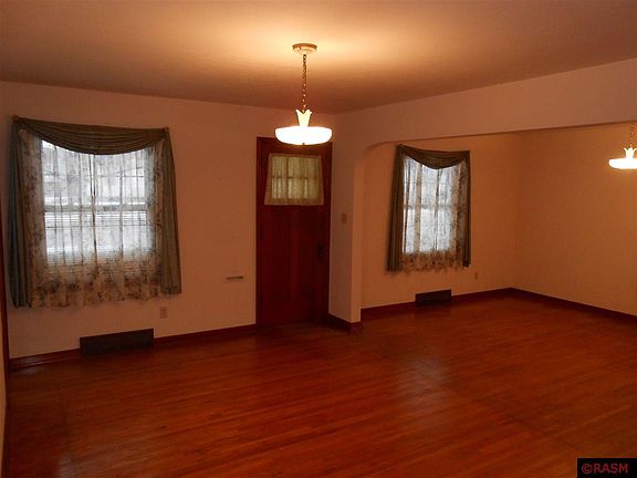 4th image of 118 Elm St NE
