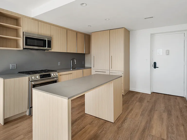 315 W 33rd St — Photo 49