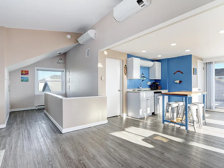 300 Beach Ave E — Photo 8