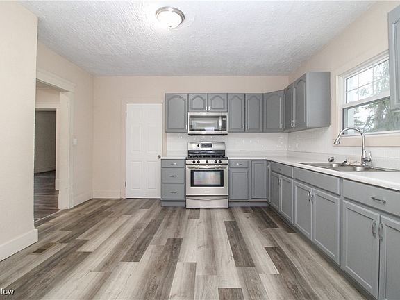 3rd image of 29 Rebecca Ave