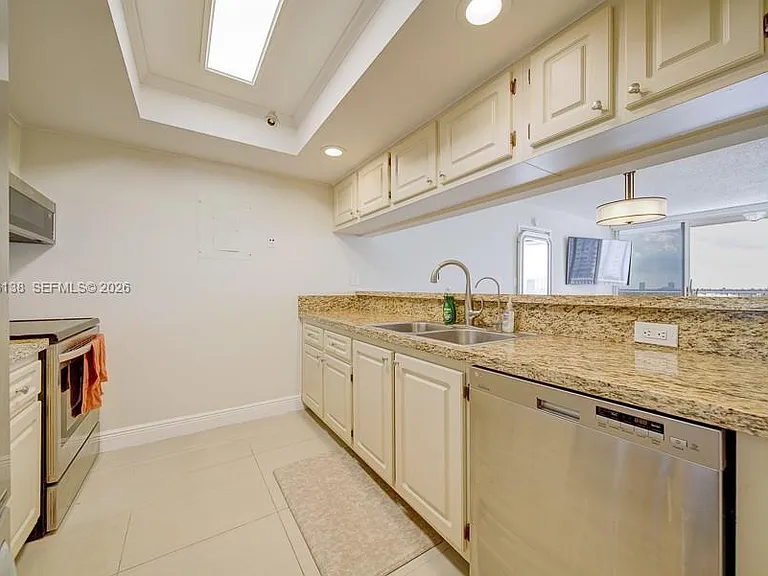 7601 E Treasure Dr #703 — Photo 6