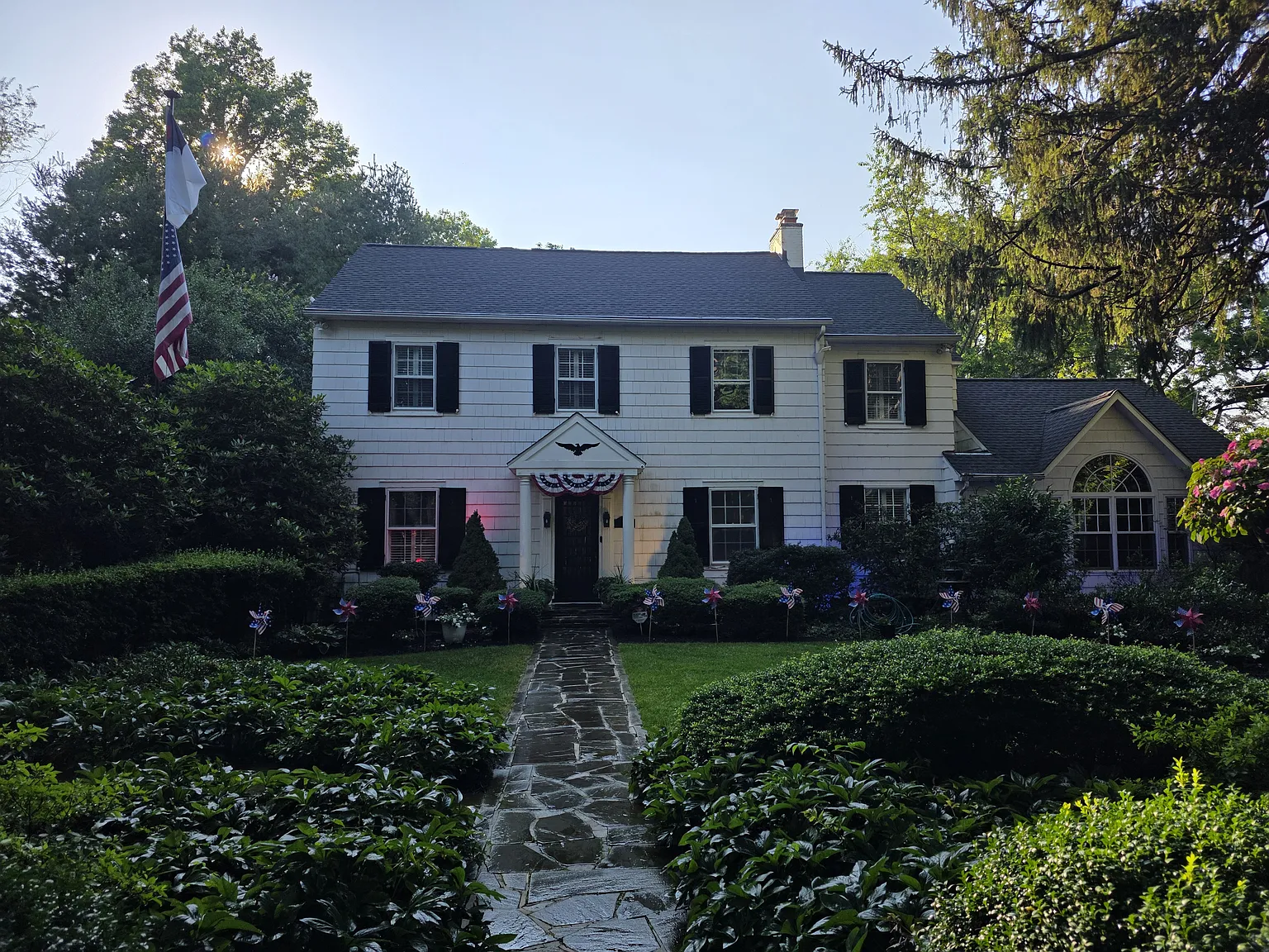 4 bed, 3.5 bath, 4300 sqft, $6,500 — Photo 1