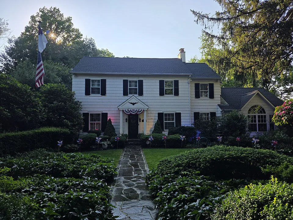 704 Cliveden Rd W
