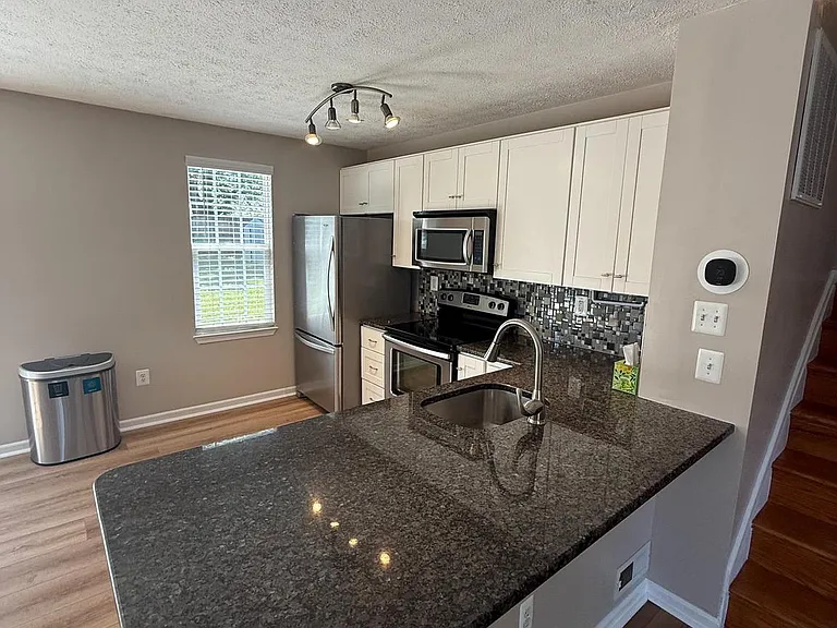805 London Ct — Photo 5