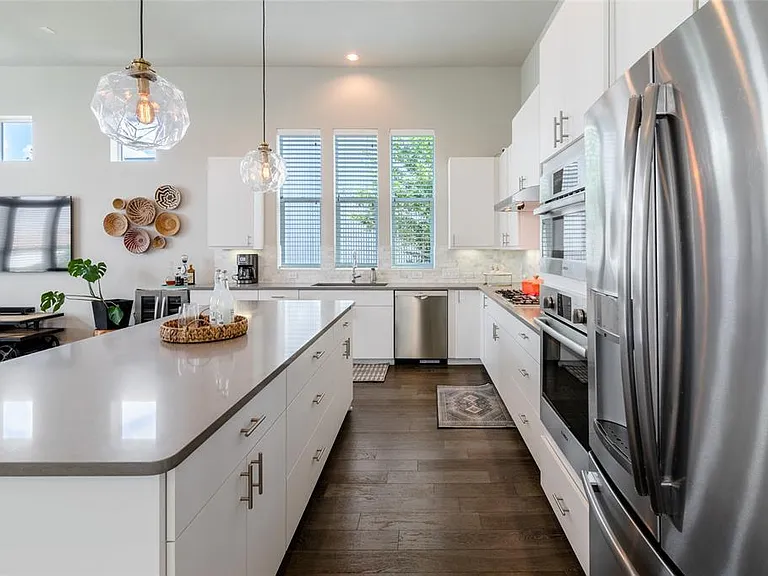 6025 Seville Dr — Photo 13