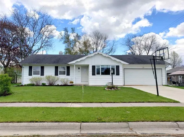 437 Roselawn Dr, Brillion, WI 54110