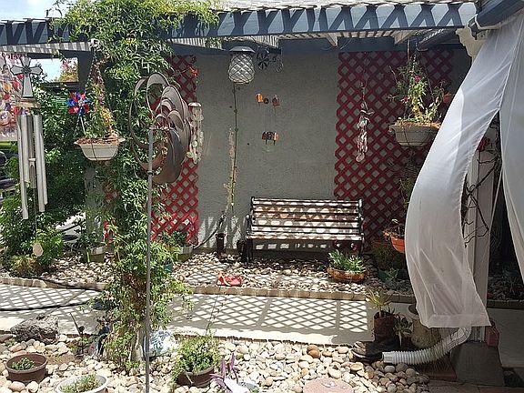 sitting area/garage