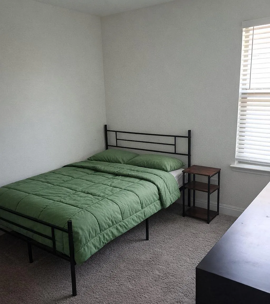 4 bed, 3.0 bath, 2502 sqft, $1,061 — Photo 1