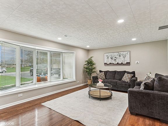 2nd image of 30 Parklane Dr