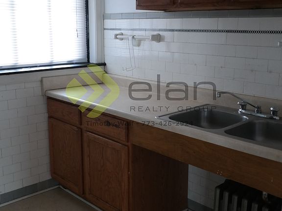 5th image of 7443 N Claremont Ave APT 1A