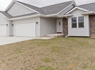 135 Country Club Ct, Anamosa, IA 52205