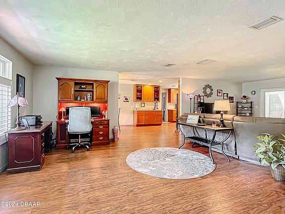 2nd image of 837 Lindenwood Cir W
