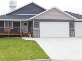 1911 Rock Ridge Ln, Saint Peter, MN 56082