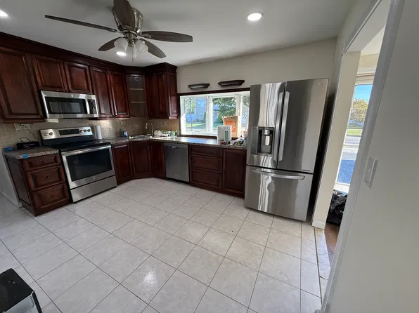 15 Woodcock Ln, Levittown, NY 11756