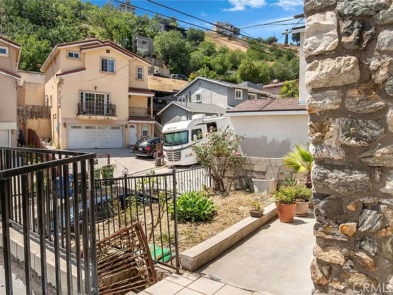 2620 Commodore St — Photo 23