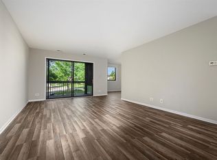 440 Raintree Ct #1P, Glen Ellyn, IL 60137