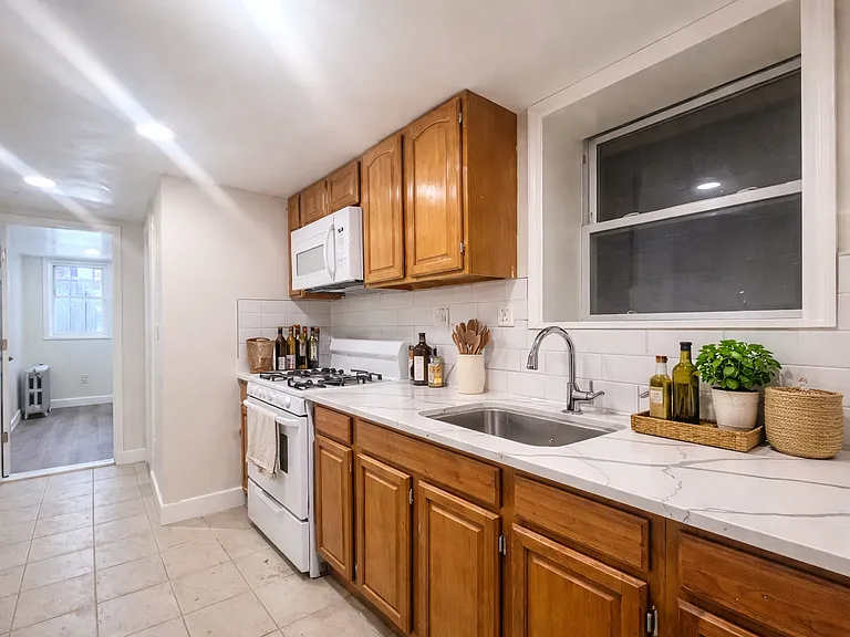 550 Ashford St #1 — Photo 7