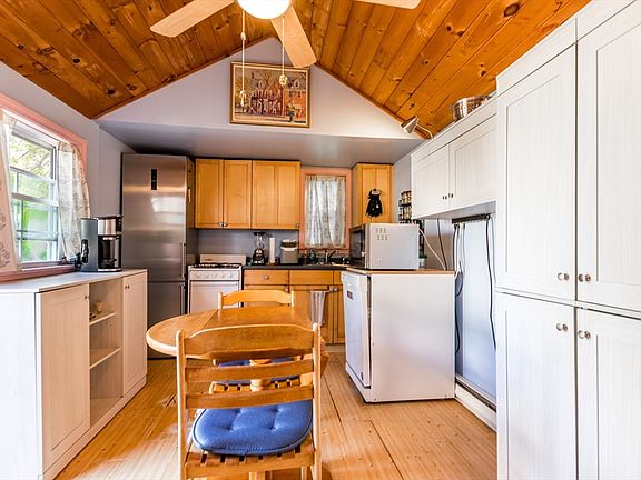 5th image of 9 Bells Neck Rd APT 5