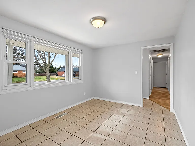 95 Goldengate Dr — Photo 8