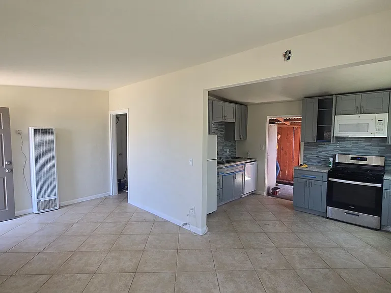 336-338 Daisy Ave — Photo 3