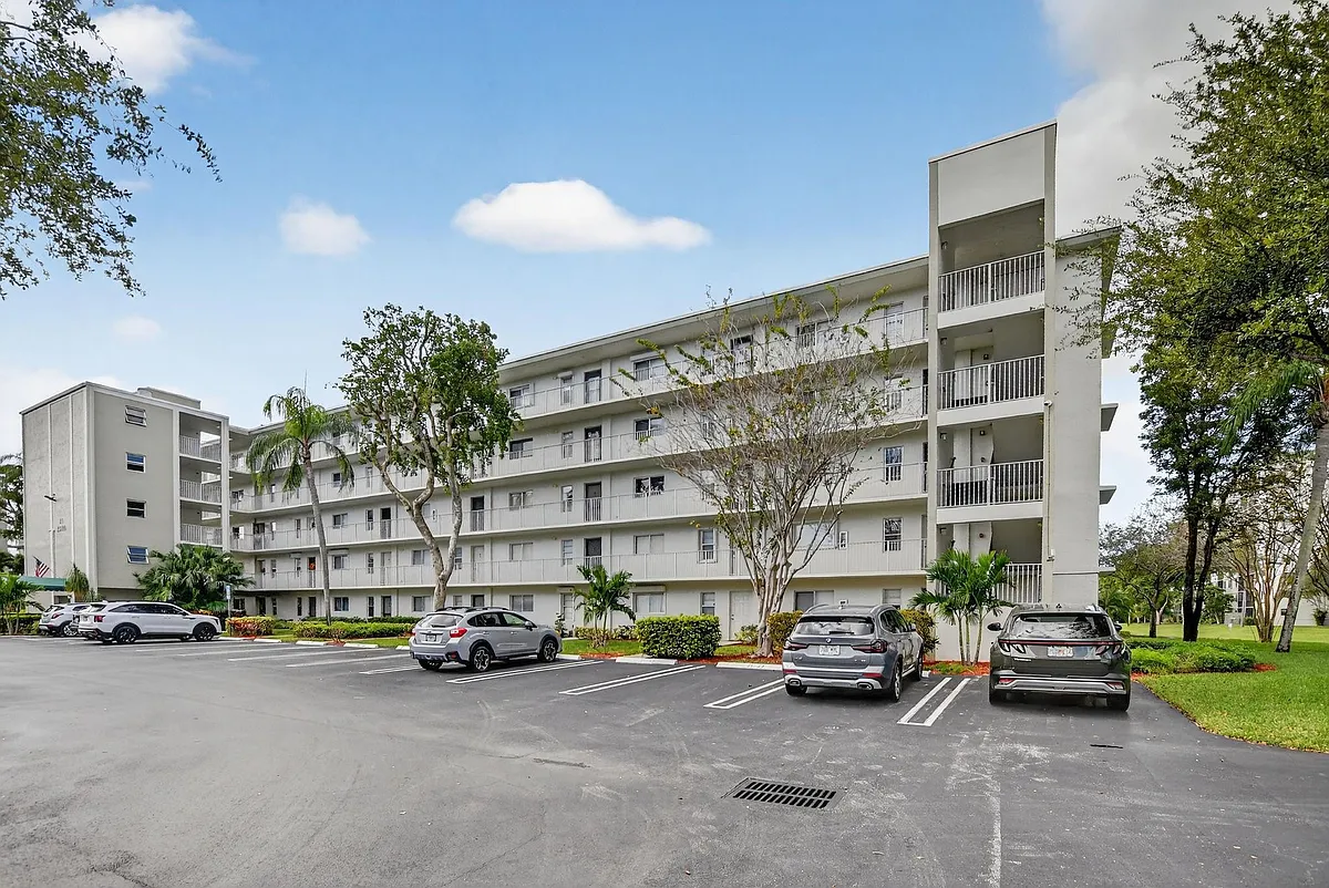 Building Photo - 2236 N Cypress Bend Dr #508