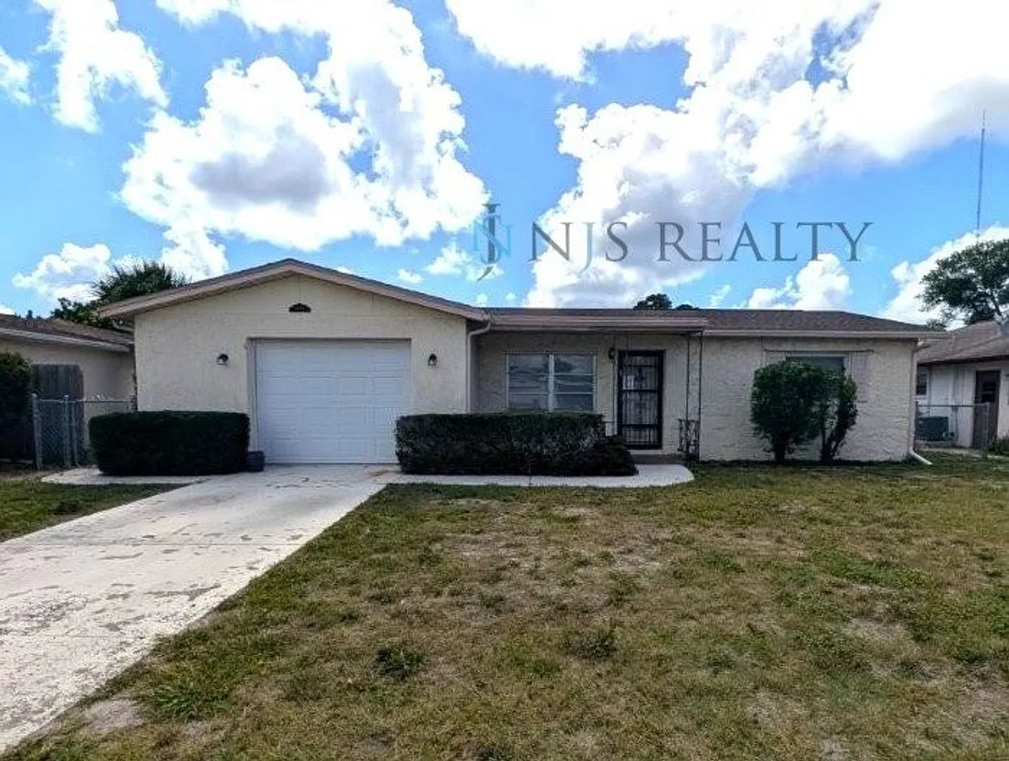 3/2/1 1014 Sq. Ft. home with all tile floors, Large open floorplan, and enclosed porch with fence... — Photo 2