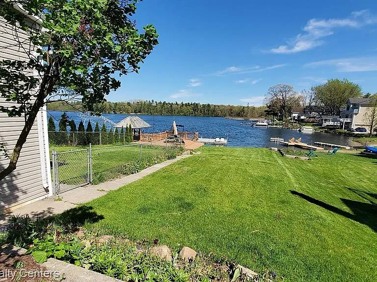 1349 Beach Dr — Photo 7