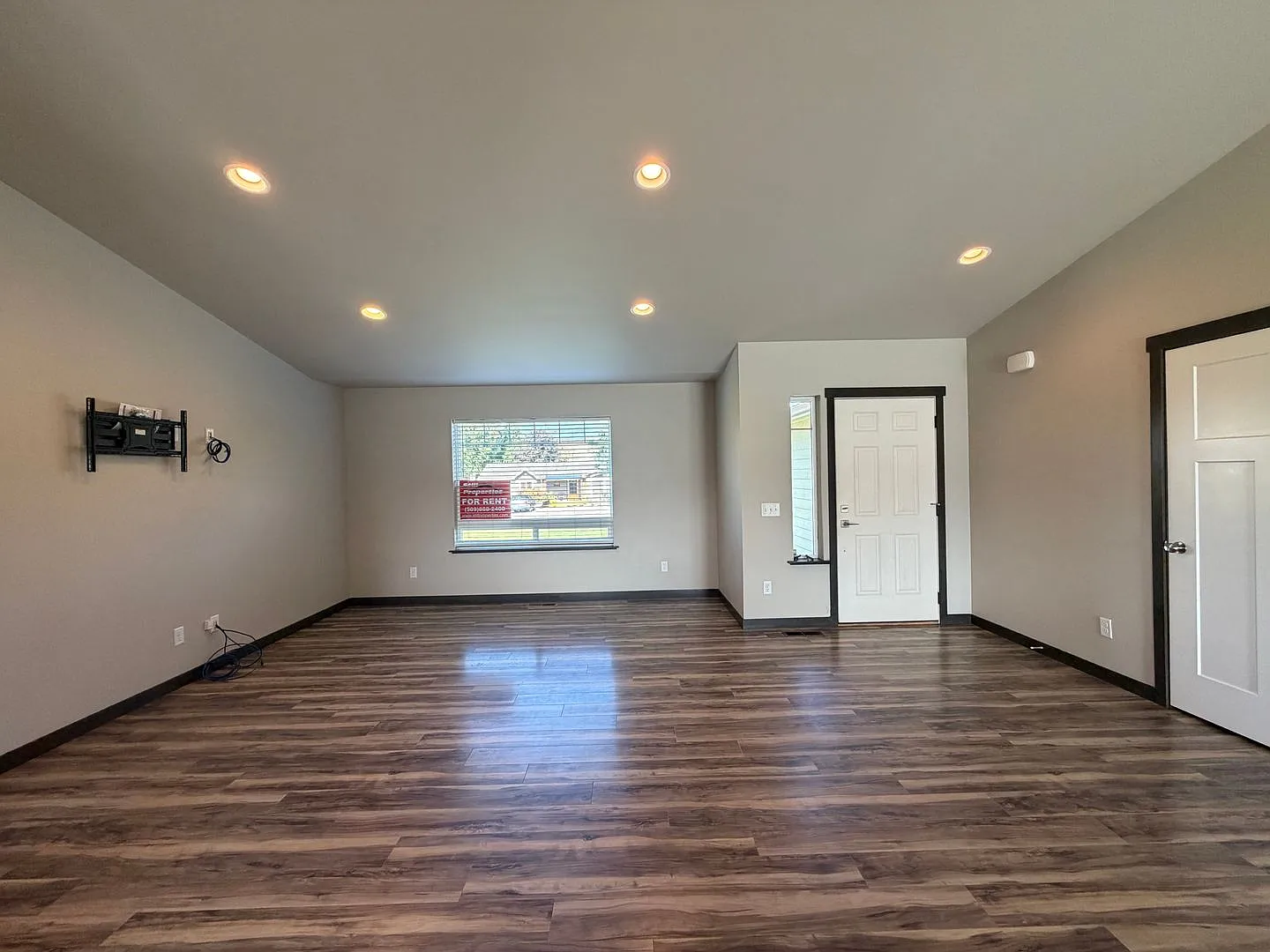 Now renting 3 bedroom House with additional pool house — Photo 3