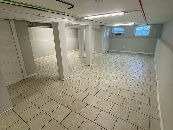 3rd image of 827 W Aldine Ave #G