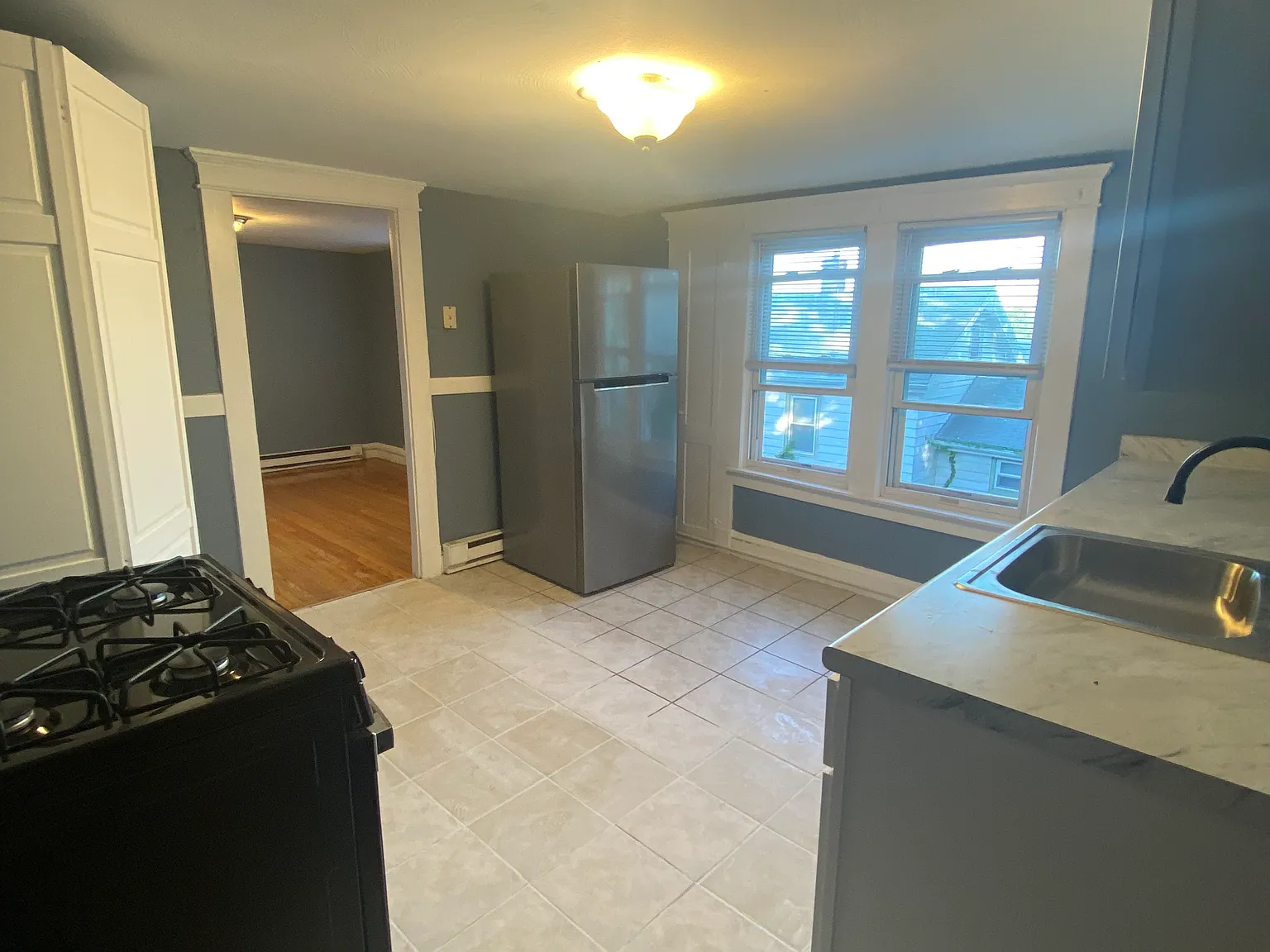 3 bed, 900 sqft, $2,000 — Photo 2
