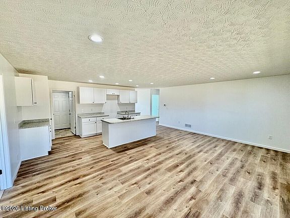 4th image of 140 Brookside Dr