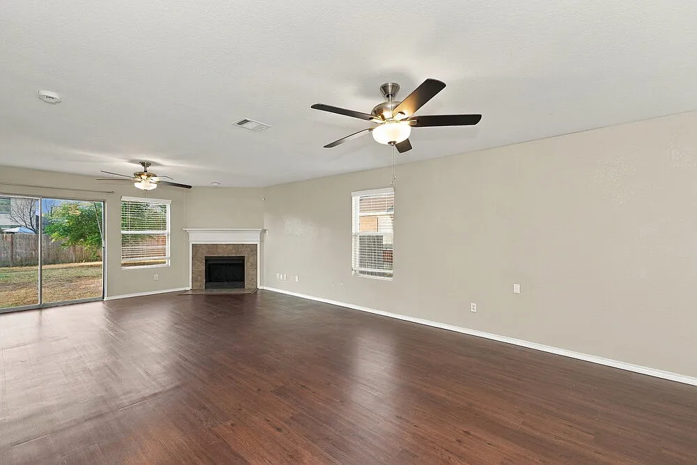 4 bed, 2.5 bath, 2290 sqft, $2,215 — Photo 4