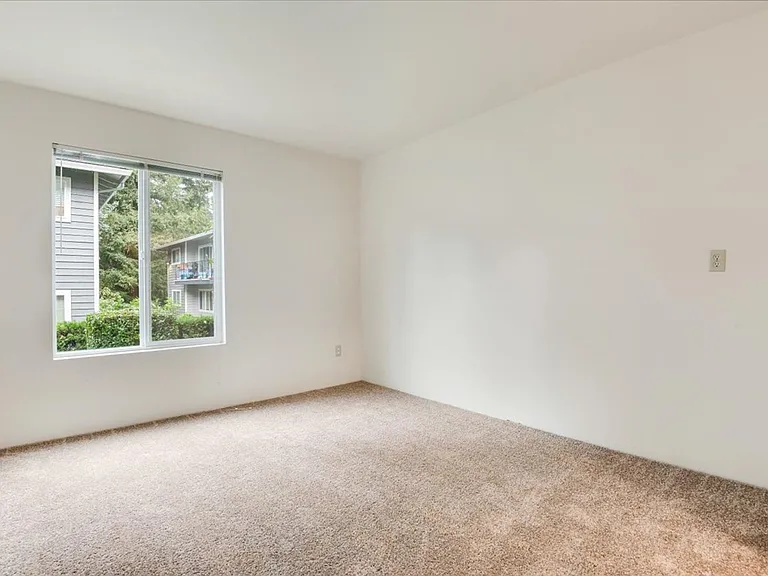 Raleigh Court — Photo 16