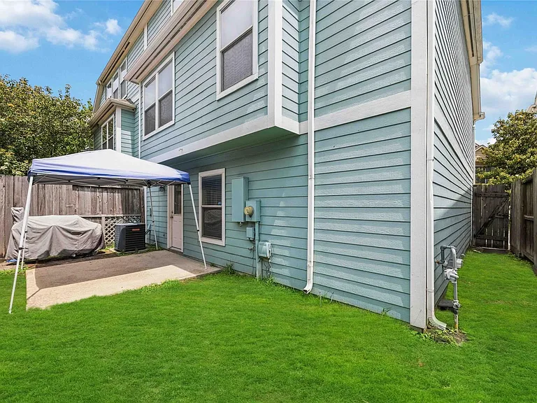 7014 Woodridge Row Dr — Photo 2