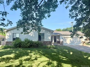 39941 Bridgeview St, Harrison Township, MI 48045