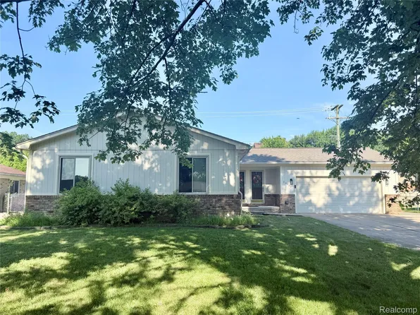 39941 Bridgeview St, Harrison Township, MI 48045